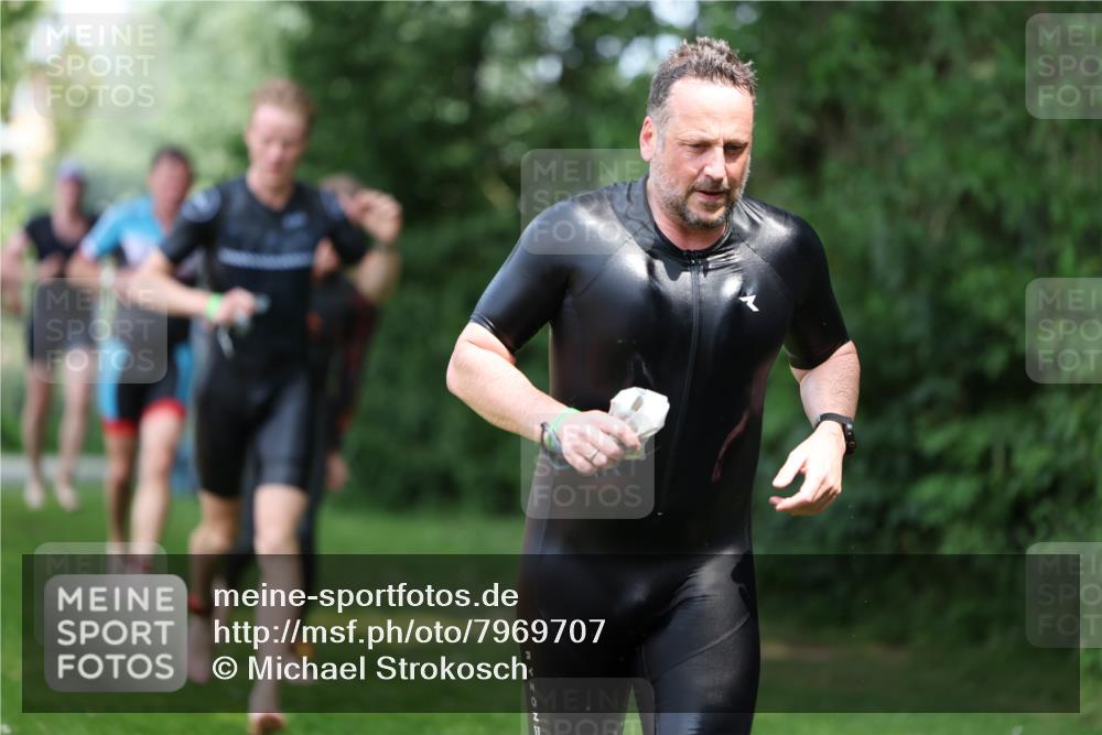 15.06.2025 - 7 Türme Triathlon Michael Strokosch http://msf.ph/oto/7969707 15.06.2025 12:56:44 Schwimmen 767, 786, 851, 868, 886, 901, 910, 1003, 1028, 1060, 1070, 1077, 1132, 1175, 1198 meine-sportfotos.de