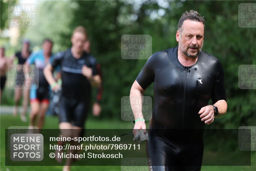 15.06.2025 - 7 Türme Triathlon Michael Strokosch http://msf.ph/oto/7969711 15.06.2025 12:56:44 Schwimmen 767, 786, 851, 868, 886, 901, 910, 1003, 1028, 1060, 1070, 1077, 1132, 1175, 1198 meine-sportfotos.de