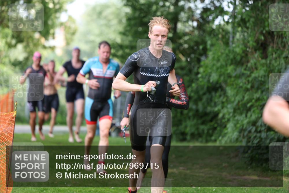 15.06.2025 - 7 Türme Triathlon Michael Strokosch http://msf.ph/oto/7969715 15.06.2025 12:56:45 Schwimmen 767, 786, 851, 868, 886, 901, 910, 1003, 1028, 1060, 1070, 1077, 1132, 1175, 1198 meine-sportfotos.de