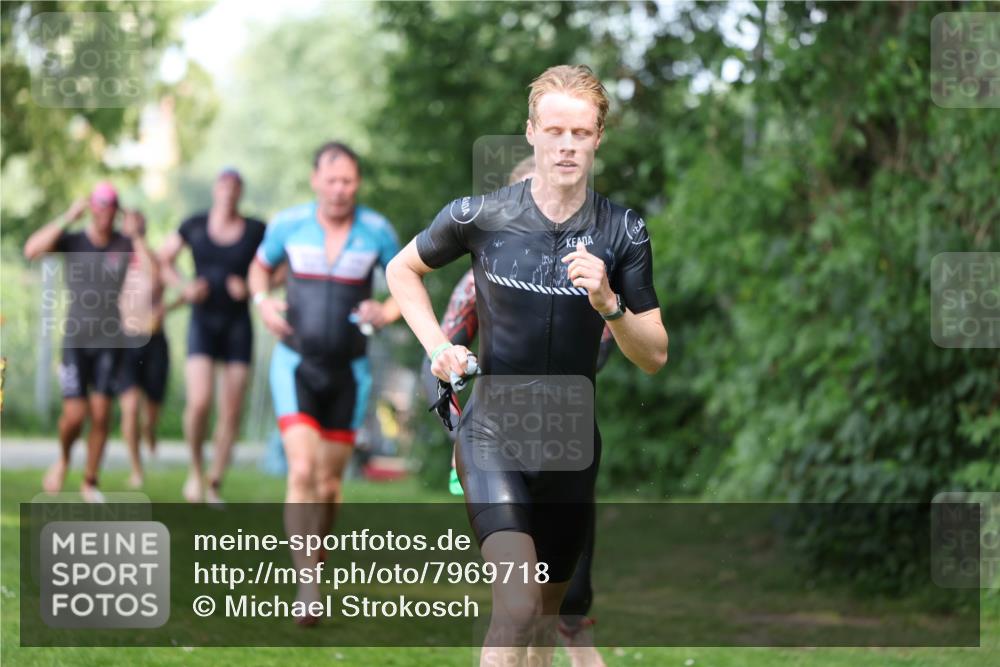 15.06.2025 - 7 Türme Triathlon Michael Strokosch http://msf.ph/oto/7969718 15.06.2025 12:56:45 Schwimmen 767, 786, 851, 868, 886, 901, 910, 1003, 1028, 1060, 1070, 1077, 1132, 1175, 1198 meine-sportfotos.de