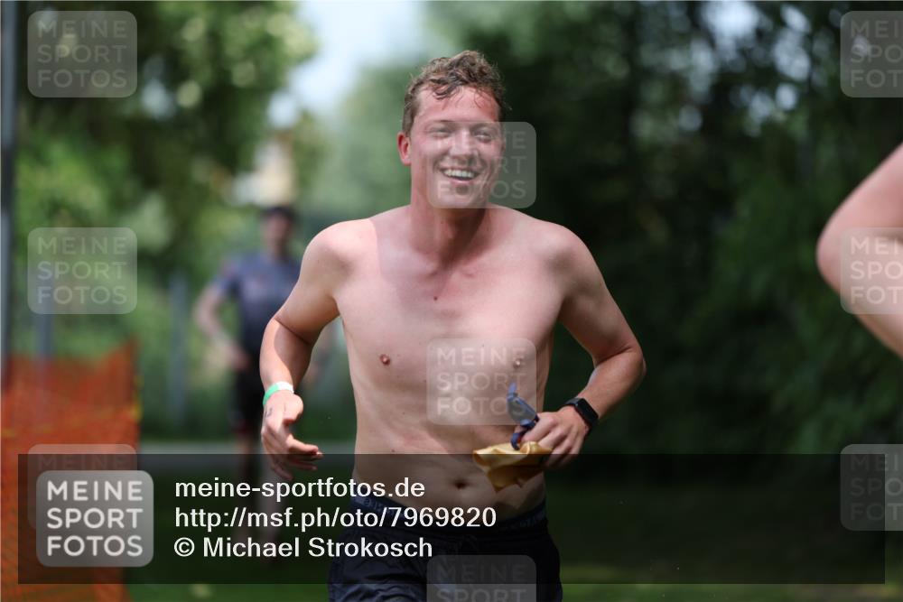 15.06.2025 - 7 Türme Triathlon Michael Strokosch http://msf.ph/oto/7969820 15.06.2025 12:56:53 Schwimmen 868, 886, 901, 910, 915, 988, 1003, 1028, 1033, 1074, 1095, 1132, 1167, 1175, 1198 meine-sportfotos.de