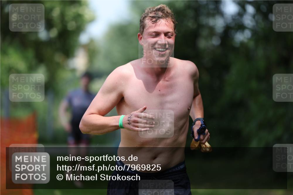 15.06.2025 - 7 Türme Triathlon Michael Strokosch http://msf.ph/oto/7969825 15.06.2025 12:56:53 Schwimmen 868, 886, 901, 910, 915, 988, 1003, 1028, 1033, 1074, 1095, 1132, 1167, 1175, 1198 meine-sportfotos.de