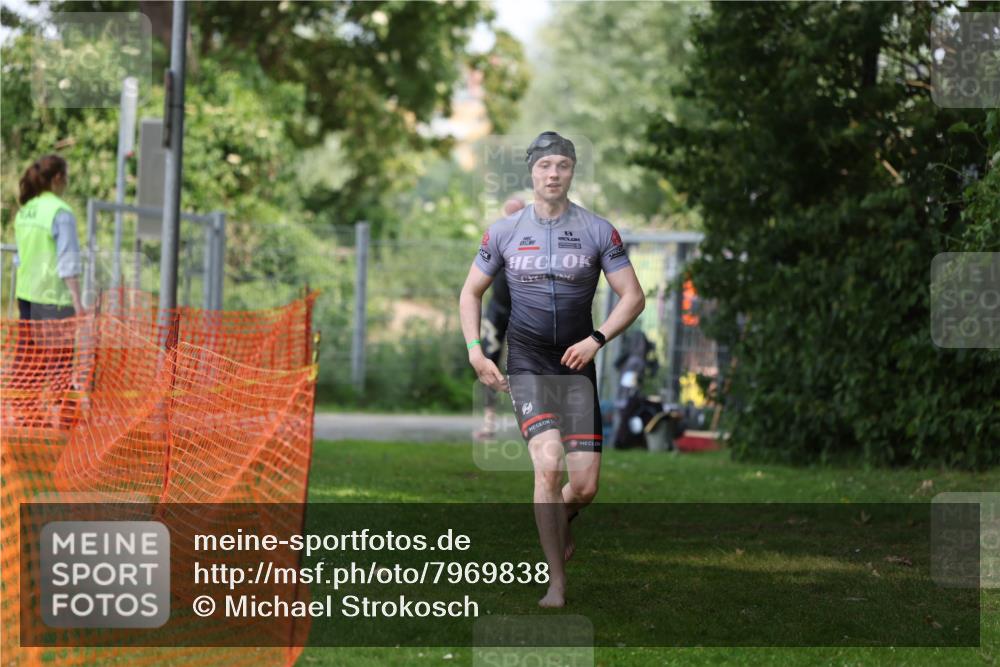 15.06.2025 - 7 Türme Triathlon Michael Strokosch http://msf.ph/oto/7969838 15.06.2025 12:56:54 Schwimmen 868, 886, 901, 910, 915, 988, 1003, 1028, 1033, 1074, 1095, 1132, 1167, 1175, 1198 meine-sportfotos.de