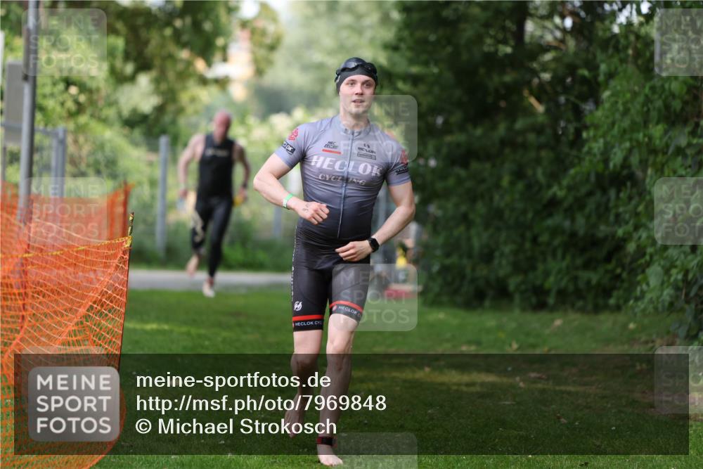 15.06.2025 - 7 Türme Triathlon Michael Strokosch http://msf.ph/oto/7969848 15.06.2025 12:56:55 Schwimmen 868, 886, 901, 910, 915, 988, 1003, 1028, 1033, 1074, 1095, 1132, 1167, 1175, 1198 meine-sportfotos.de