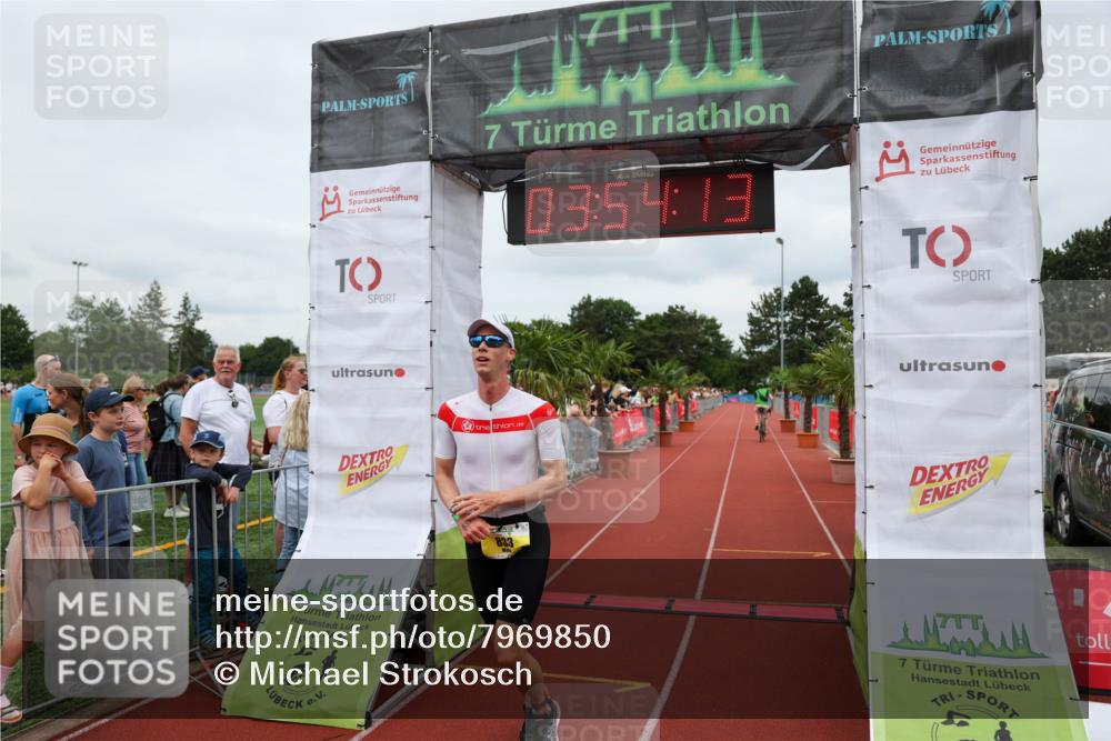 15.06.2025 - 7 Türme Triathlon Michael Strokosch http://msf.ph/oto/7969850 15.06.2025 13:54:13 Ziel 833, 869 meine-sportfotos.de