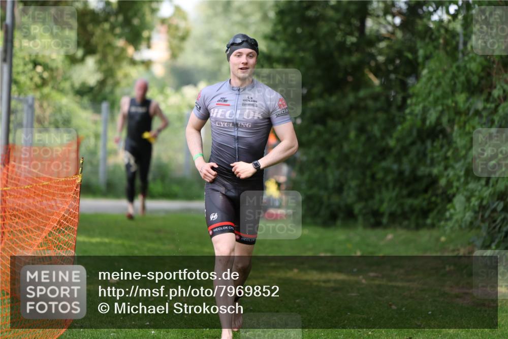 15.06.2025 - 7 Türme Triathlon Michael Strokosch http://msf.ph/oto/7969852 15.06.2025 12:56:55 Schwimmen 868, 886, 901, 910, 915, 988, 1003, 1028, 1033, 1074, 1095, 1132, 1167, 1175, 1198 meine-sportfotos.de