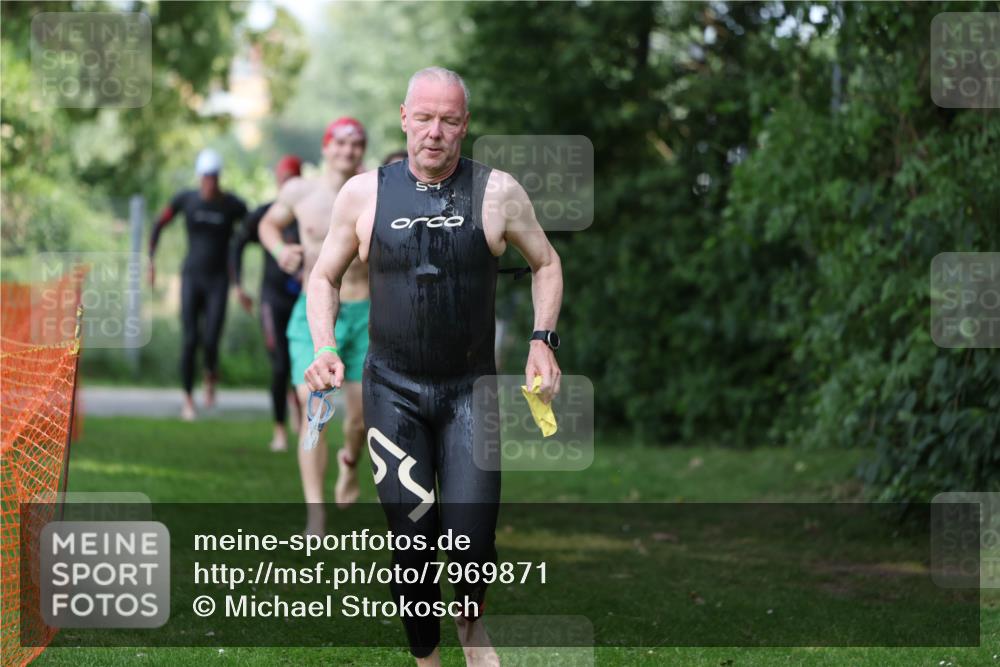 15.06.2025 - 7 Türme Triathlon Michael Strokosch http://msf.ph/oto/7969871 15.06.2025 12:57:02 Schwimmen 889, 901, 910, 915, 988, 1031, 1033, 1064, 1074, 1095, 1132, 1136, 1166, 1167, 1198 meine-sportfotos.de