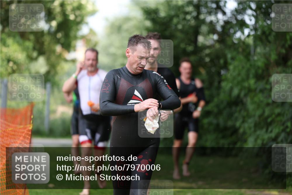 15.06.2025 - 7 Türme Triathlon Michael Strokosch http://msf.ph/oto/7970006 15.06.2025 12:57:15 Schwimmen 709, 736, 774, 889, 913, 915, 988, 1031, 1033, 1049, 1064, 1074, 1087, 1095, 1114, 1116, 1136, 1164, 1166, 1167 meine-sportfotos.de