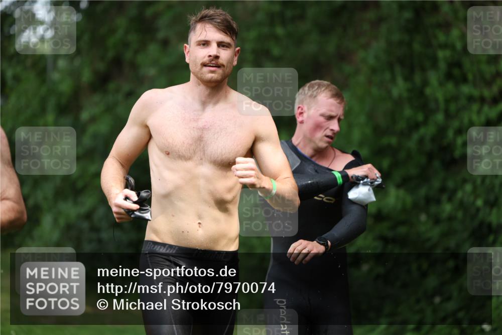 15.06.2025 - 7 Türme Triathlon Michael Strokosch http://msf.ph/oto/7970074 15.06.2025 12:57:21 Schwimmen 709, 736, 774, 793, 857, 889, 913, 915, 944, 986, 988, 1031, 1033, 1047, 1049, 1055, 1064, 1087, 1095, 1114, 1116, 1117, 1136, 1142, 1164, 1166 meine-sportfotos.de