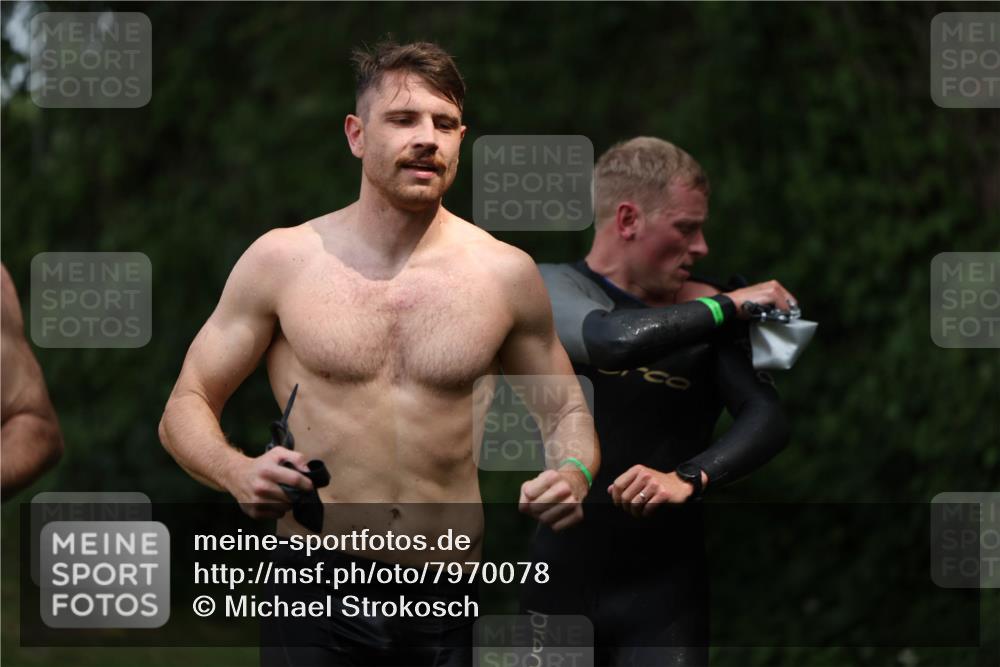 15.06.2025 - 7 Türme Triathlon Michael Strokosch http://msf.ph/oto/7970078 15.06.2025 12:57:21 Schwimmen 709, 736, 774, 793, 857, 889, 913, 915, 944, 986, 988, 1031, 1033, 1047, 1049, 1055, 1064, 1087, 1095, 1114, 1116, 1117, 1136, 1142, 1164, 1166 meine-sportfotos.de