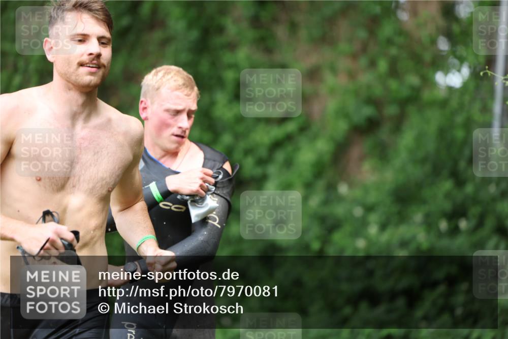 15.06.2025 - 7 Türme Triathlon Michael Strokosch http://msf.ph/oto/7970081 15.06.2025 12:57:21 Schwimmen 709, 736, 774, 793, 857, 889, 913, 915, 944, 986, 988, 1031, 1033, 1047, 1049, 1055, 1064, 1087, 1095, 1114, 1116, 1117, 1136, 1142, 1164, 1166 meine-sportfotos.de