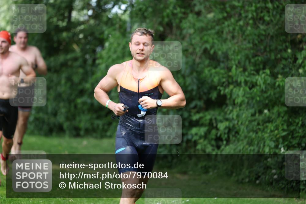 15.06.2025 - 7 Türme Triathlon Michael Strokosch http://msf.ph/oto/7970084 15.06.2025 12:57:22 Schwimmen 709, 736, 774, 793, 857, 889, 913, 915, 944, 986, 988, 1031, 1033, 1047, 1049, 1055, 1064, 1087, 1114, 1116, 1117, 1136, 1142, 1164, 1166 meine-sportfotos.de
