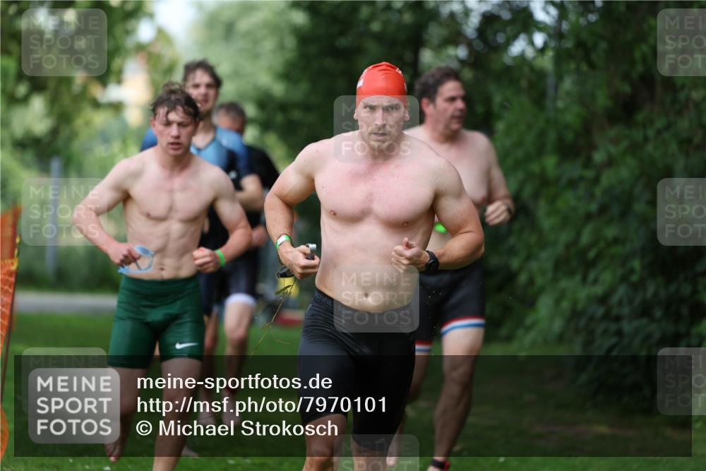 15.06.2025 - 7 Türme Triathlon Michael Strokosch http://msf.ph/oto/7970101 15.06.2025 12:57:25 Schwimmen 709, 736, 774, 793, 857, 889, 913, 944, 986, 1031, 1047, 1049, 1055, 1064, 1087, 1114, 1116, 1117, 1121, 1136, 1142, 1164, 1166 meine-sportfotos.de