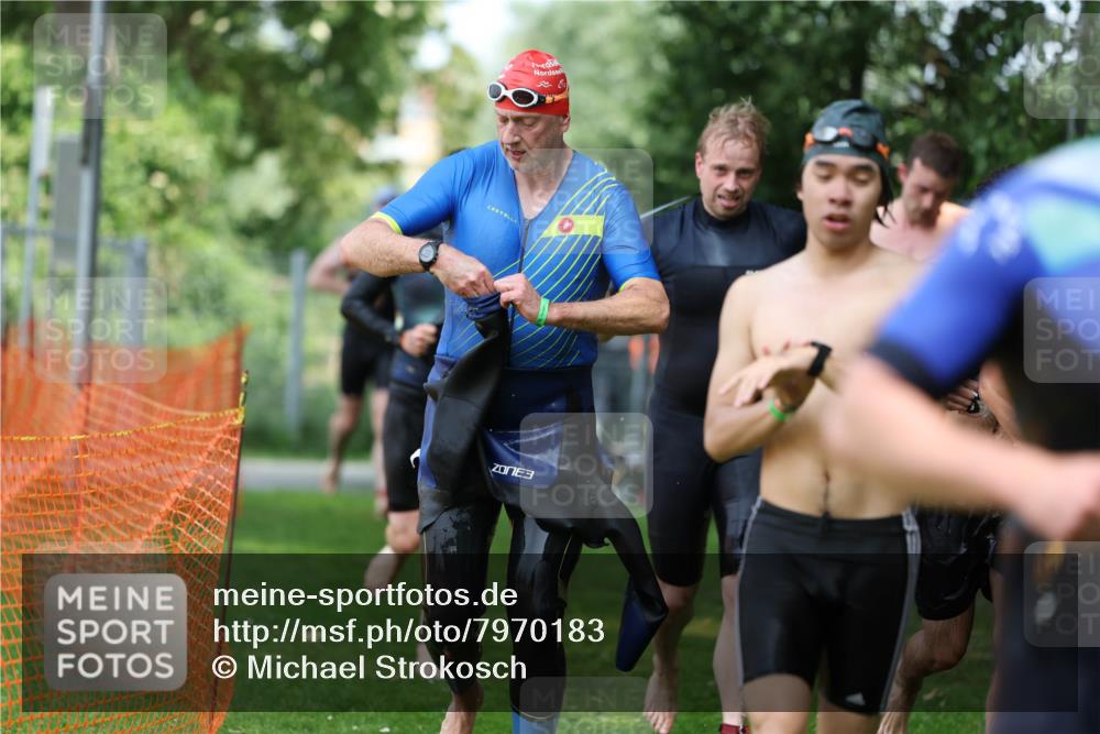 15.06.2025 - 7 Türme Triathlon Michael Strokosch http://msf.ph/oto/7970183 15.06.2025 12:57:35 Schwimmen 196, 709, 736, 793, 837, 857, 913, 926, 942, 944, 971, 986, 989, 1004, 1047, 1055, 1087, 1101, 1114, 1117, 1121, 1142, 1157, 1164 meine-sportfotos.de
