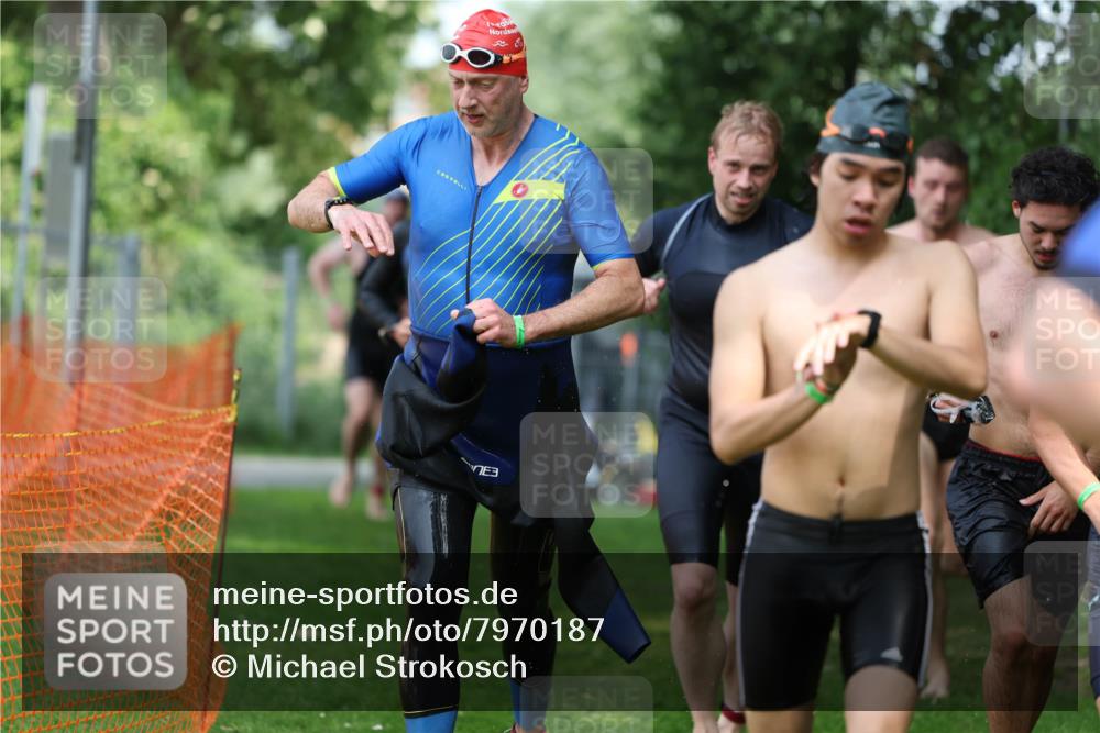 15.06.2025 - 7 Türme Triathlon Michael Strokosch http://msf.ph/oto/7970187 15.06.2025 12:57:35 Schwimmen 196, 709, 736, 793, 837, 857, 913, 926, 942, 944, 971, 986, 989, 1004, 1047, 1055, 1087, 1101, 1114, 1117, 1121, 1142, 1157, 1164 meine-sportfotos.de
