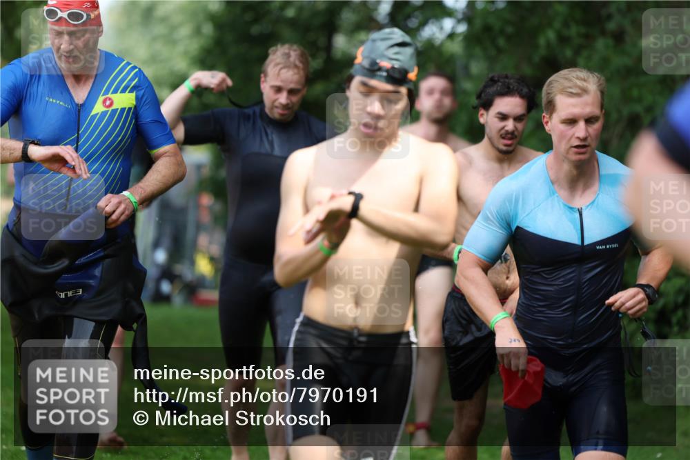 15.06.2025 - 7 Türme Triathlon Michael Strokosch http://msf.ph/oto/7970191 15.06.2025 12:57:35 Schwimmen 196, 709, 736, 793, 837, 857, 913, 926, 942, 944, 971, 986, 989, 1004, 1047, 1055, 1087, 1101, 1114, 1117, 1121, 1142, 1157, 1164 meine-sportfotos.de
