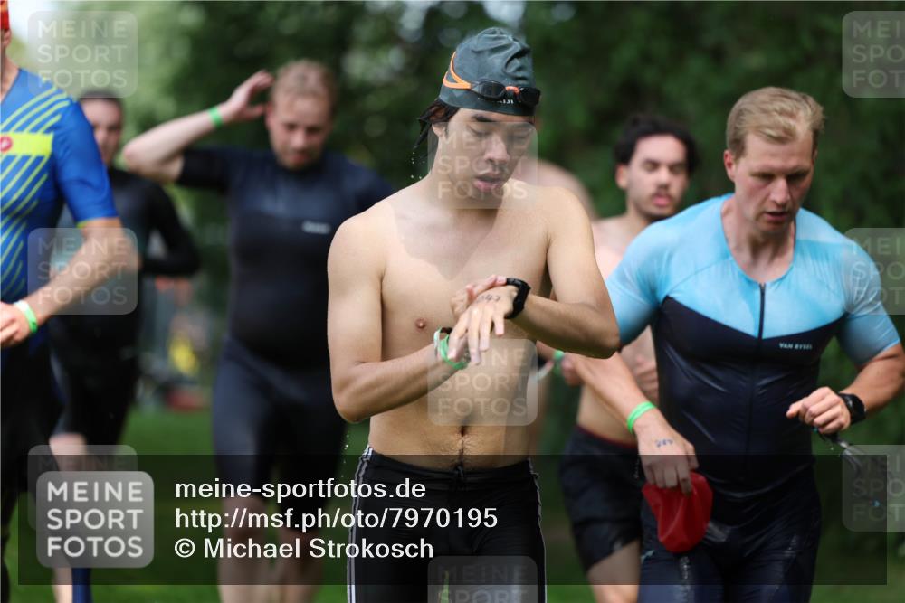 15.06.2025 - 7 Türme Triathlon Michael Strokosch http://msf.ph/oto/7970195 15.06.2025 12:57:36 Schwimmen 196, 709, 736, 793, 837, 857, 913, 926, 942, 944, 971, 986, 989, 1004, 1047, 1055, 1101, 1114, 1117, 1121, 1142, 1157 meine-sportfotos.de