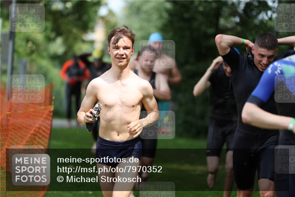 15.06.2025 - 7 Türme Triathlon Michael Strokosch http://msf.ph/oto/7970352 15.06.2025 12:57:52 Schwimmen 196, 704, 775, 837, 926, 942, 971, 989, 1004, 1010, 1054, 1069, 1101, 1121, 1157, 1186, 1193 meine-sportfotos.de