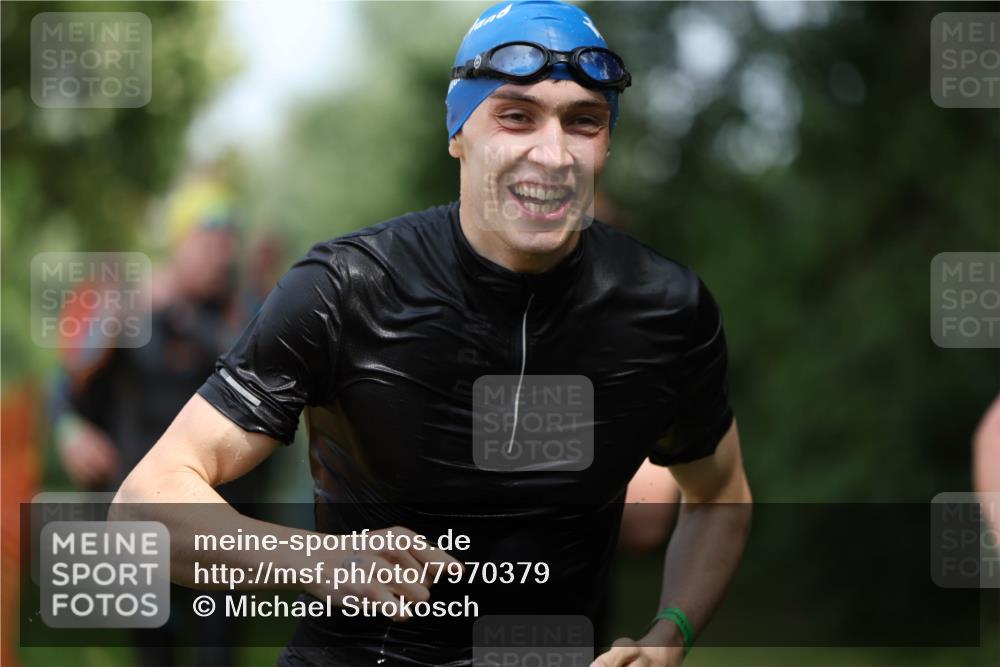 15.06.2025 - 7 Türme Triathlon Michael Strokosch http://msf.ph/oto/7970379 15.06.2025 12:57:54 Schwimmen 196, 704, 775, 837, 853, 926, 942, 956, 971, 989, 1004, 1010, 1054, 1069, 1101, 1157, 1186, 1193 meine-sportfotos.de