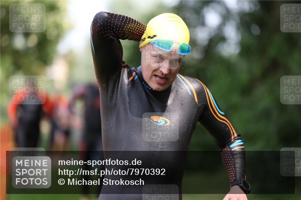 15.06.2025 - 7 Türme Triathlon Michael Strokosch http://msf.ph/oto/7970392 15.06.2025 12:57:56 Schwimmen 196, 704, 775, 837, 853, 926, 942, 956, 971, 989, 1004, 1010, 1052, 1054, 1069, 1101, 1127, 1141, 1157, 1162, 1186, 1193 meine-sportfotos.de