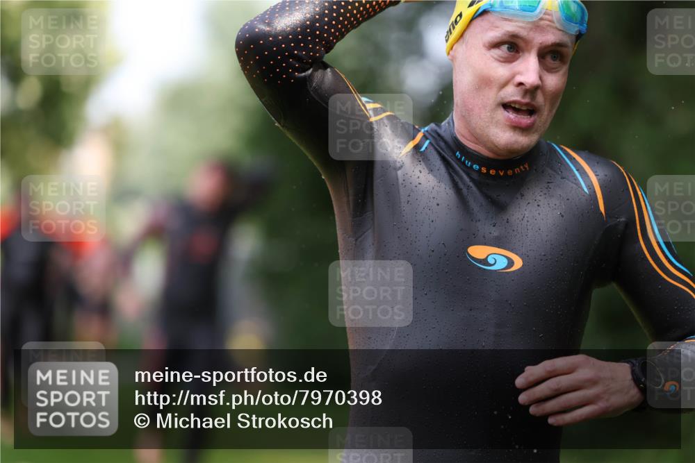15.06.2025 - 7 Türme Triathlon Michael Strokosch http://msf.ph/oto/7970398 15.06.2025 12:57:56 Schwimmen 196, 704, 775, 837, 853, 926, 942, 956, 971, 989, 1004, 1010, 1052, 1054, 1069, 1101, 1127, 1141, 1157, 1162, 1186, 1193 meine-sportfotos.de