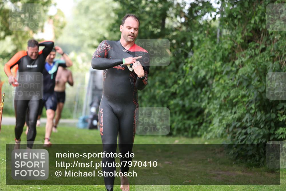 15.06.2025 - 7 Türme Triathlon Michael Strokosch http://msf.ph/oto/7970410 15.06.2025 12:57:57 Schwimmen 196, 704, 775, 837, 853, 926, 942, 956, 971, 974, 989, 1004, 1010, 1052, 1054, 1069, 1101, 1127, 1141, 1157, 1162, 1186, 1193 meine-sportfotos.de