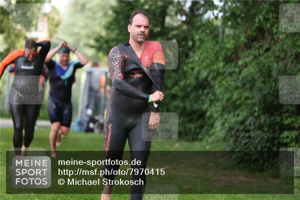 15.06.2025 - 7 Türme Triathlon Michael Strokosch http://msf.ph/oto/7970415 15.06.2025 12:57:58 Schwimmen 196, 704, 775, 837, 853, 926, 942, 956, 971, 974, 989, 1004, 1010, 1052, 1054, 1069, 1101, 1127, 1141, 1157, 1162, 1186, 1193 meine-sportfotos.de
