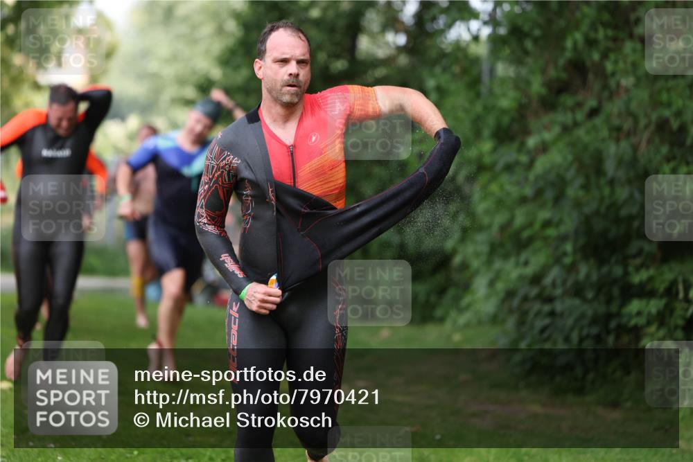15.06.2025 - 7 Türme Triathlon Michael Strokosch http://msf.ph/oto/7970421 15.06.2025 12:57:58 Schwimmen 196, 704, 775, 837, 853, 926, 942, 956, 971, 974, 989, 1004, 1010, 1052, 1054, 1069, 1101, 1127, 1141, 1157, 1162, 1186, 1193 meine-sportfotos.de