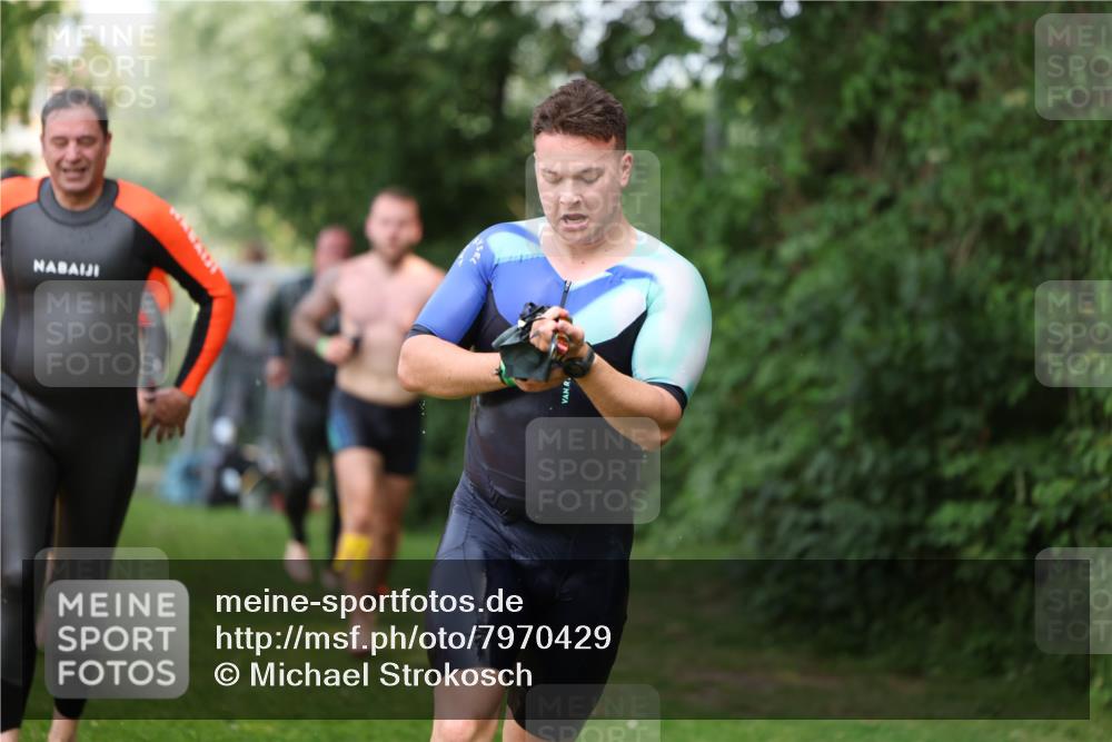 15.06.2025 - 7 Türme Triathlon Michael Strokosch http://msf.ph/oto/7970429 15.06.2025 12:58:01 Schwimmen 704, 717, 775, 798, 853, 926, 942, 956, 971, 974, 989, 1004, 1010, 1052, 1054, 1069, 1106, 1127, 1141, 1157, 1162, 1186, 1193 meine-sportfotos.de