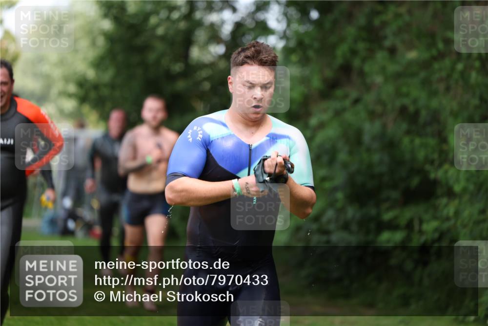 15.06.2025 - 7 Türme Triathlon Michael Strokosch http://msf.ph/oto/7970433 15.06.2025 12:58:01 Schwimmen 704, 717, 775, 798, 853, 926, 942, 956, 971, 974, 989, 1004, 1010, 1052, 1054, 1069, 1106, 1127, 1141, 1157, 1162, 1186, 1193 meine-sportfotos.de
