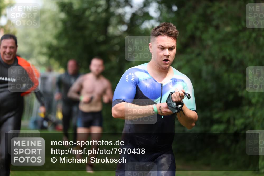 15.06.2025 - 7 Türme Triathlon Michael Strokosch http://msf.ph/oto/7970438 15.06.2025 12:58:01 Schwimmen 704, 717, 775, 798, 853, 926, 942, 956, 971, 974, 989, 1004, 1010, 1052, 1054, 1069, 1106, 1127, 1141, 1157, 1162, 1186, 1193 meine-sportfotos.de