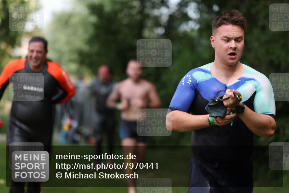 15.06.2025 - 7 Türme Triathlon Michael Strokosch http://msf.ph/oto/7970441 15.06.2025 12:58:02 Schwimmen 704, 717, 773, 775, 798, 853, 926, 942, 956, 971, 974, 1004, 1010, 1052, 1054, 1069, 1106, 1127, 1141, 1157, 1162, 1186, 1193 meine-sportfotos.de
