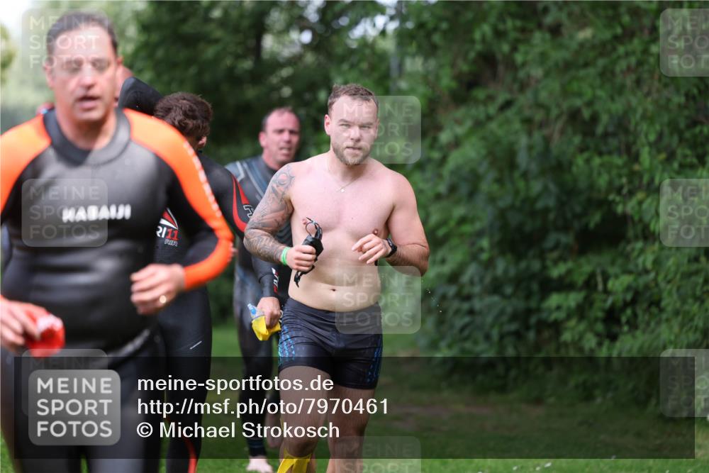 15.06.2025 - 7 Türme Triathlon Michael Strokosch http://msf.ph/oto/7970461 15.06.2025 12:58:03 Schwimmen 704, 717, 773, 775, 798, 853, 942, 956, 971, 974, 1004, 1010, 1052, 1054, 1069, 1106, 1127, 1141, 1162, 1186, 1193 meine-sportfotos.de