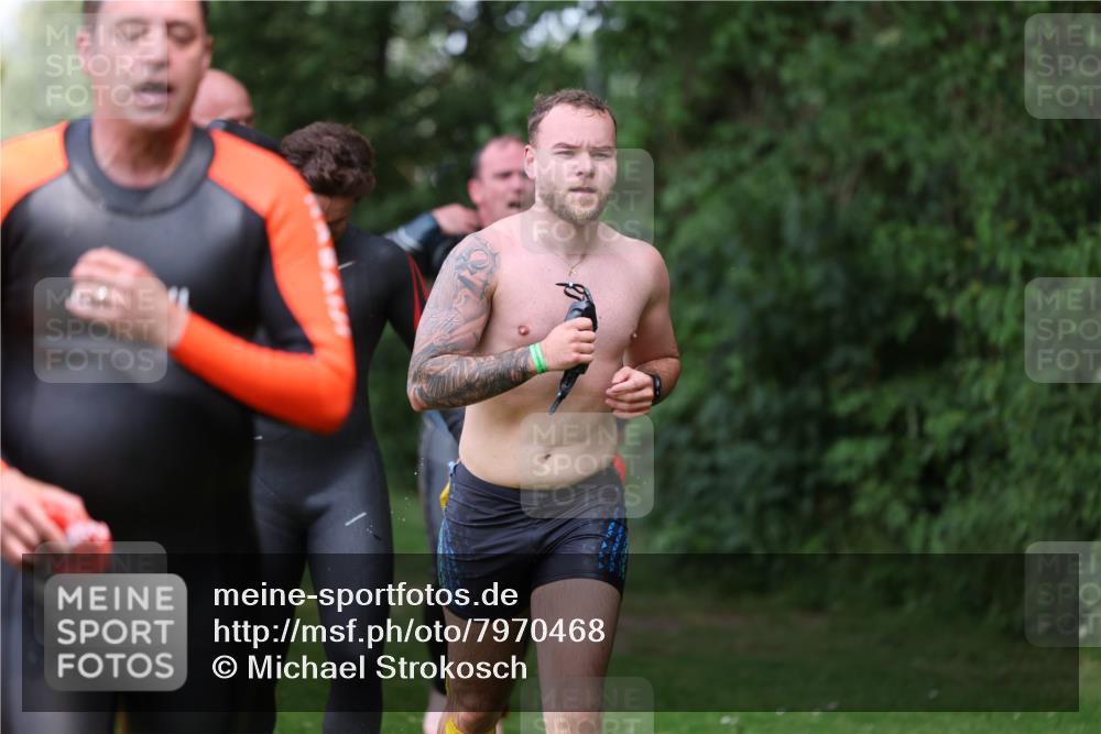 15.06.2025 - 7 Türme Triathlon Michael Strokosch http://msf.ph/oto/7970468 15.06.2025 12:58:04 Schwimmen 704, 717, 773, 775, 798, 853, 942, 956, 974, 1004, 1010, 1052, 1054, 1069, 1106, 1127, 1141, 1162, 1186, 1193 meine-sportfotos.de