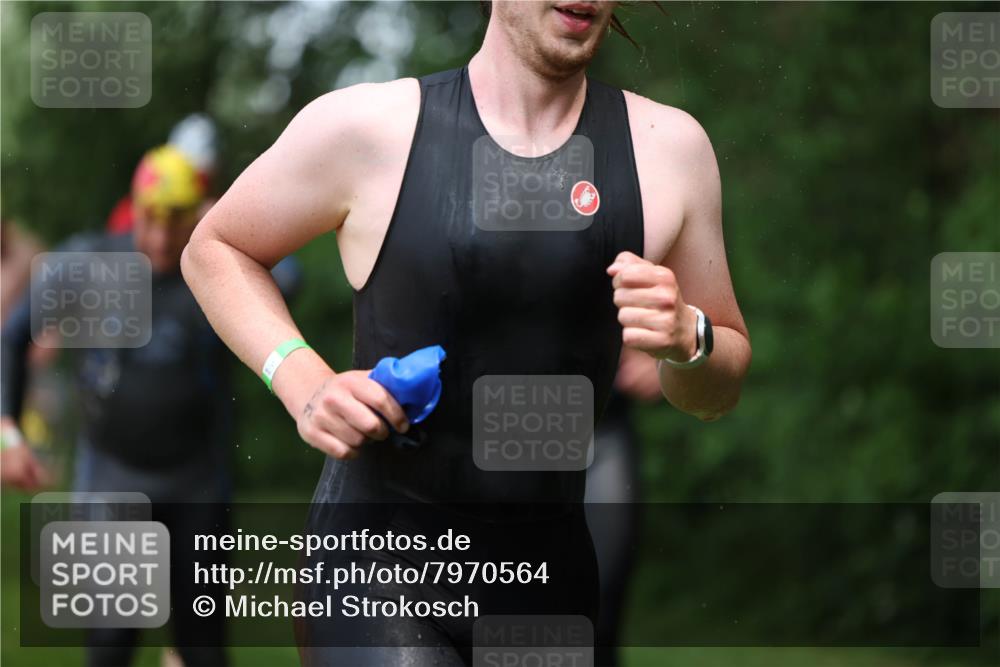 15.06.2025 - 7 Türme Triathlon Michael Strokosch http://msf.ph/oto/7970564 15.06.2025 12:58:13 Schwimmen 192, 704, 717, 773, 775, 795, 798, 815, 853, 938, 956, 974, 1044, 1052, 1059, 1069, 1085, 1106, 1127, 1141, 1143, 1162, 1186, 1193 meine-sportfotos.de