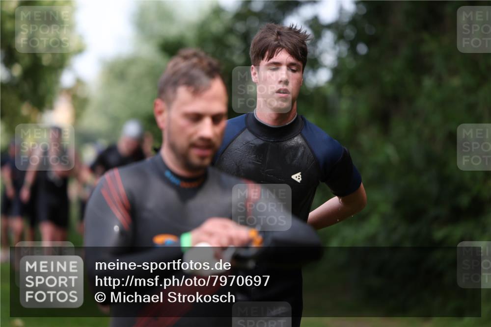 15.06.2025 - 7 Türme Triathlon Michael Strokosch http://msf.ph/oto/7970697 15.06.2025 12:58:27 Schwimmen 192, 717, 739, 773, 794, 795, 798, 807, 815, 832, 899, 935, 938, 974, 1007, 1044, 1059, 1085, 1102, 1106, 1143, 1146, 1180, 1187 meine-sportfotos.de