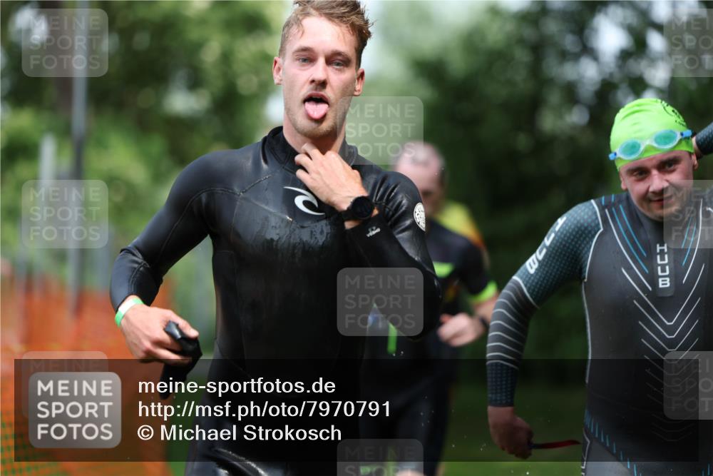 15.06.2025 - 7 Türme Triathlon Michael Strokosch http://msf.ph/oto/7970791 15.06.2025 12:58:36 Schwimmen 739, 794, 795, 807, 815, 832, 884, 899, 935, 938, 953, 1005, 1007, 1044, 1057, 1059, 1085, 1102, 1139, 1143, 1146, 1168, 1180, 1187 meine-sportfotos.de