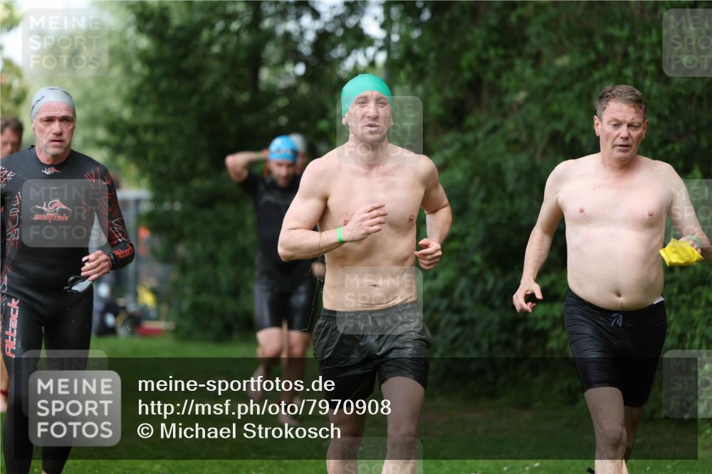 15.06.2025 - 7 Türme Triathlon Michael Strokosch http://msf.ph/oto/7970908 15.06.2025 12:58:50 Schwimmen 194, 739, 826, 845, 860, 884, 953, 1005, 1007, 1057, 1066, 1134, 1139, 1168, 1180 meine-sportfotos.de