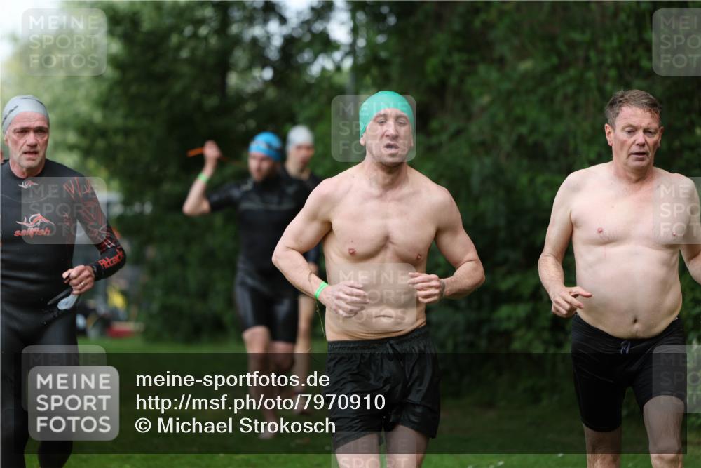 15.06.2025 - 7 Türme Triathlon Michael Strokosch http://msf.ph/oto/7970910 15.06.2025 12:58:50 Schwimmen 194, 739, 826, 845, 860, 884, 953, 1005, 1007, 1057, 1066, 1134, 1139, 1168, 1180 meine-sportfotos.de