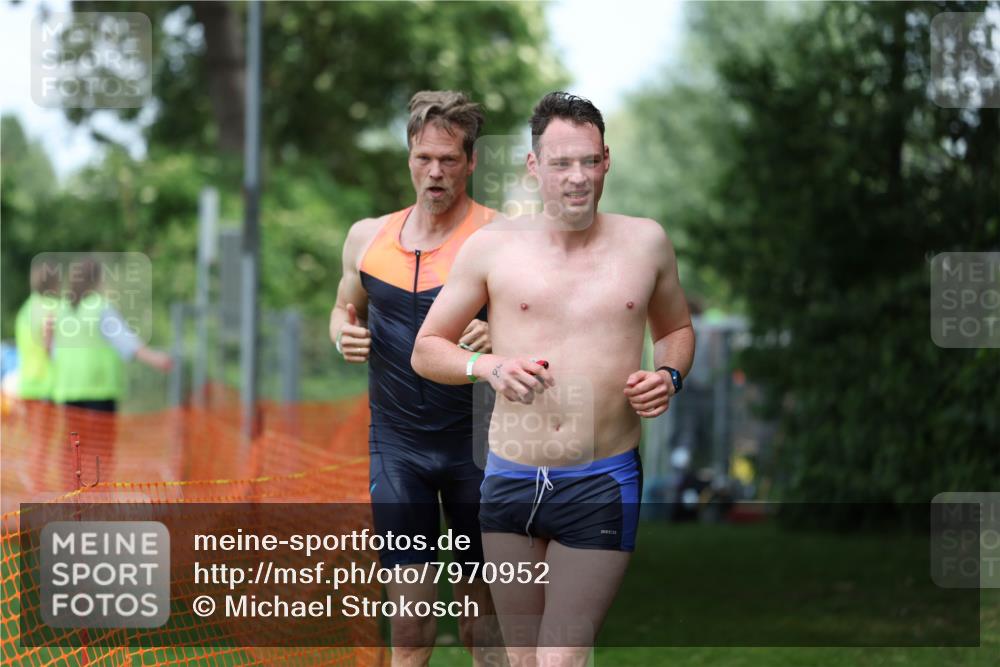15.06.2025 - 7 Türme Triathlon Michael Strokosch http://msf.ph/oto/7970952 15.06.2025 12:58:53 Schwimmen 194, 826, 845, 860, 884, 953, 1005, 1057, 1066, 1134, 1139, 1154, 1168 meine-sportfotos.de