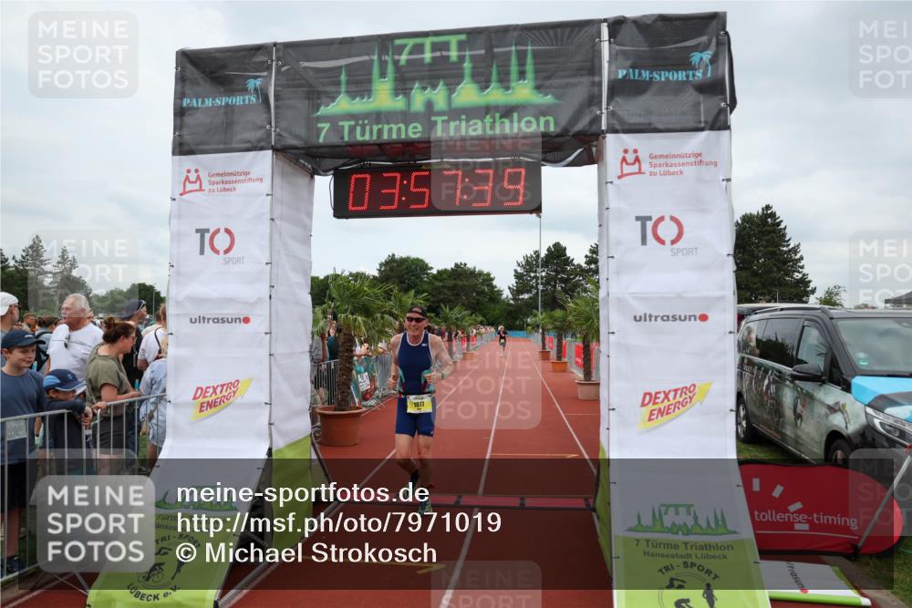 15.06.2025 - 7 Türme Triathlon Michael Strokosch http://msf.ph/oto/7971019 15.06.2025 13:57:38 Ziel 1077 meine-sportfotos.de