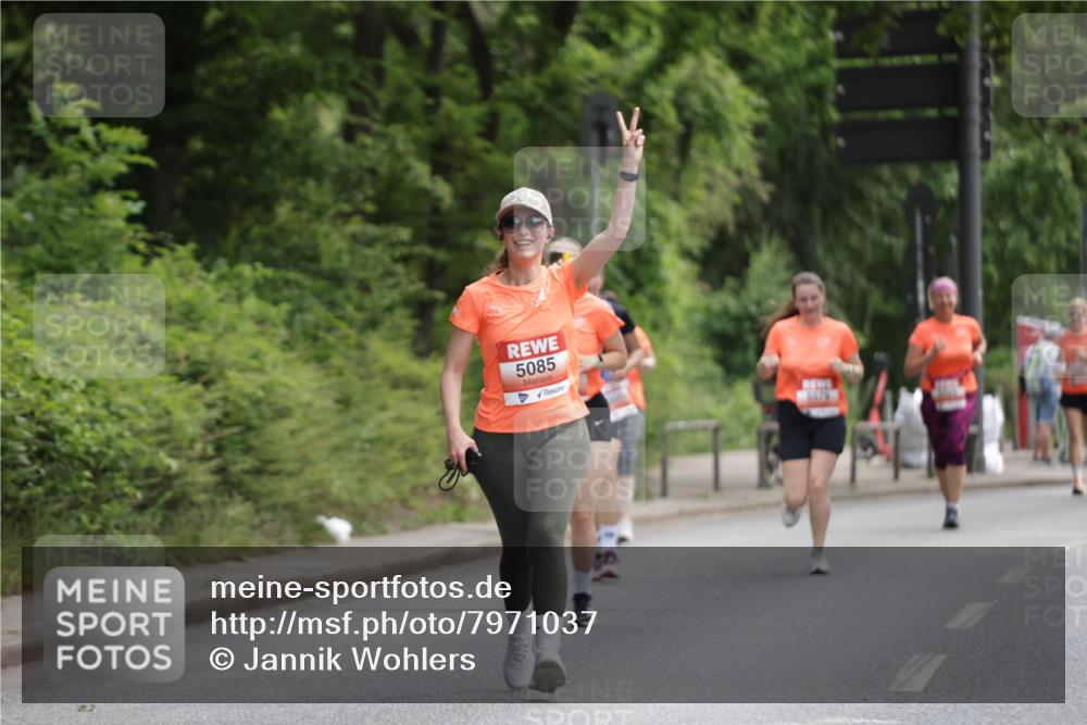 15.06.2025 - REWE Women's Run Jannik Wohlers http://msf.ph/oto/7971037 15.06.2025 10:06:14 Laufen 5085 meine-sportfotos.de