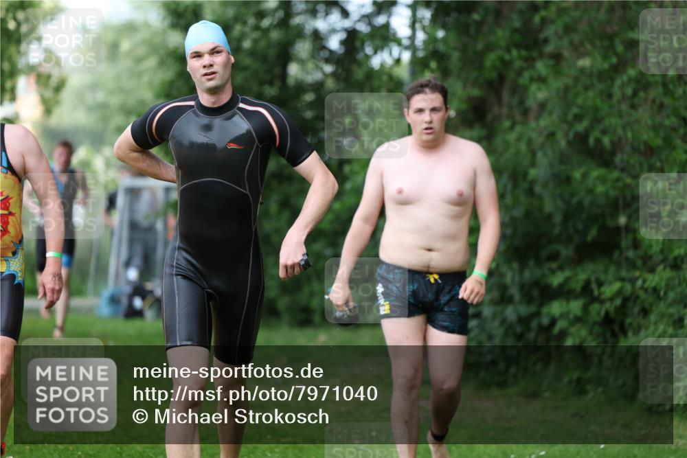 15.06.2025 - 7 Türme Triathlon Michael Strokosch http://msf.ph/oto/7971040 15.06.2025 12:59:06 Schwimmen 194, 754, 816, 826, 845, 860, 953, 1063, 1066, 1097, 1134, 1154 meine-sportfotos.de