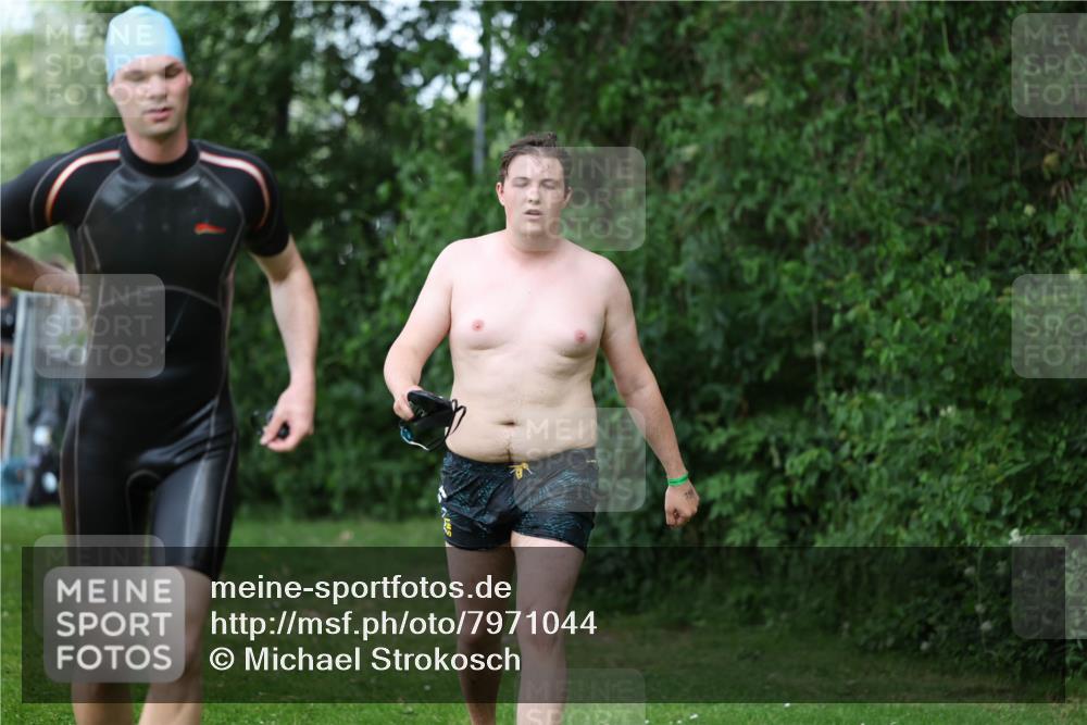 15.06.2025 - 7 Türme Triathlon Michael Strokosch http://msf.ph/oto/7971044 15.06.2025 12:59:06 Schwimmen 194, 754, 816, 826, 845, 860, 953, 1063, 1066, 1097, 1134, 1154 meine-sportfotos.de