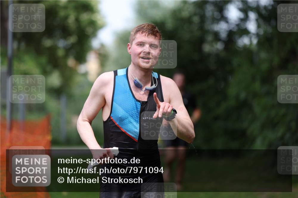 15.06.2025 - 7 Türme Triathlon Michael Strokosch http://msf.ph/oto/7971094 15.06.2025 12:59:13 Schwimmen 194, 743, 750, 754, 816, 845, 860, 875, 975, 1063, 1066, 1097, 1154 meine-sportfotos.de