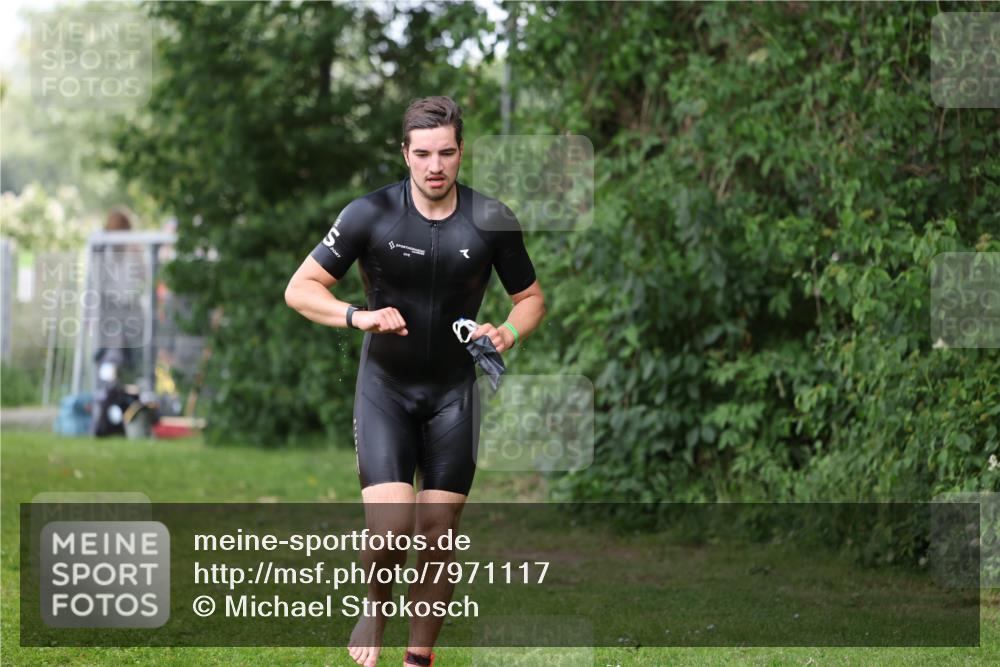 15.06.2025 - 7 Türme Triathlon Michael Strokosch http://msf.ph/oto/7971117 15.06.2025 12:59:15 Schwimmen 194, 743, 750, 754, 816, 875, 975, 1063, 1066, 1097, 1154 meine-sportfotos.de
