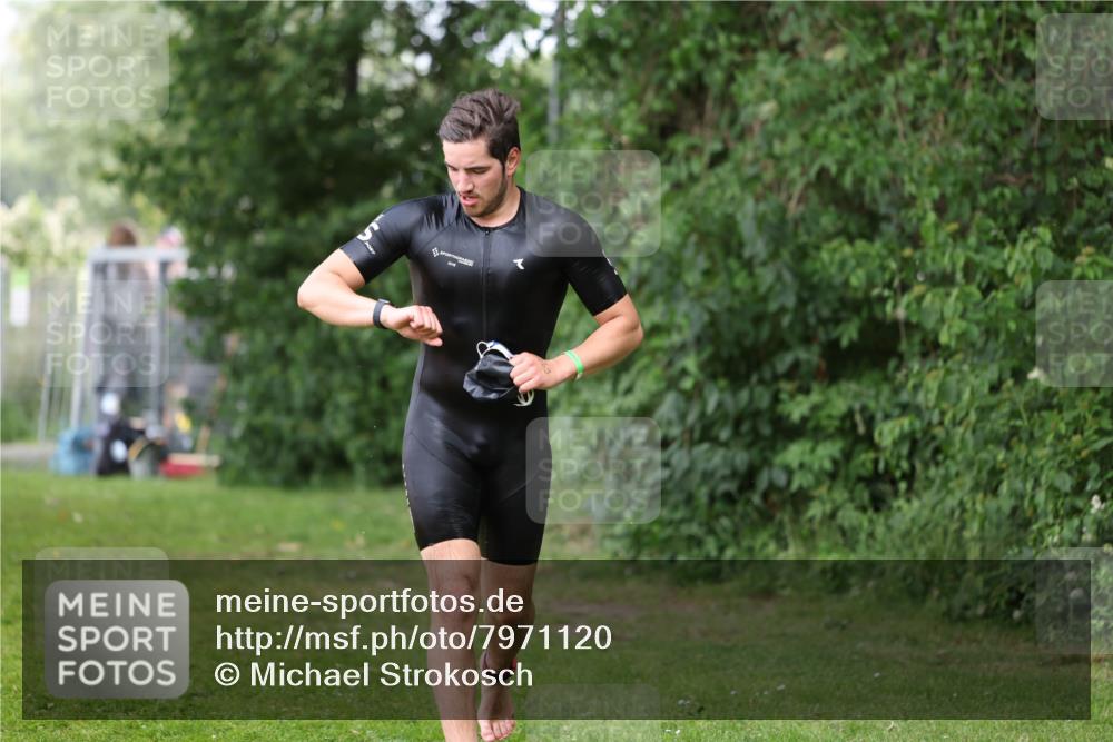 15.06.2025 - 7 Türme Triathlon Michael Strokosch http://msf.ph/oto/7971120 15.06.2025 12:59:15 Schwimmen 194, 743, 750, 754, 816, 875, 975, 1063, 1066, 1097, 1154 meine-sportfotos.de