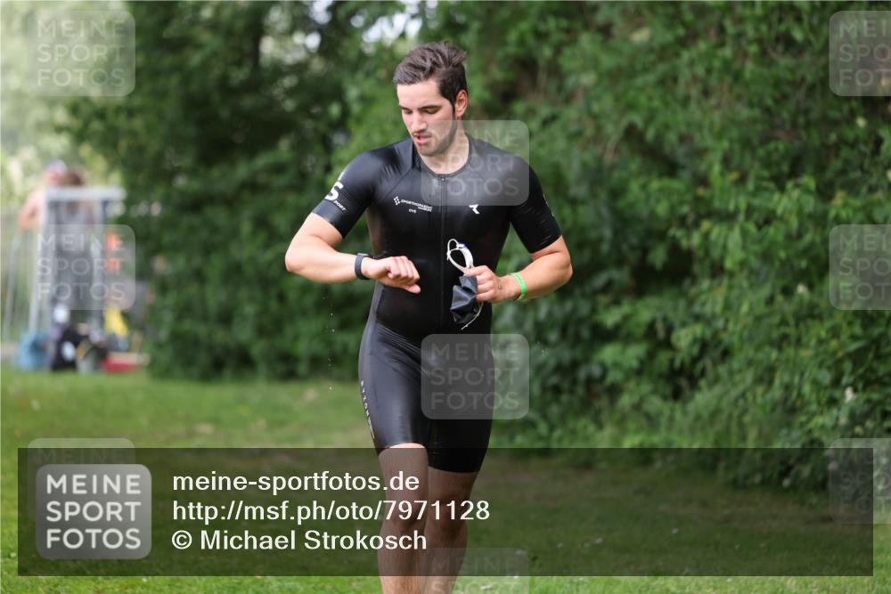 15.06.2025 - 7 Türme Triathlon Michael Strokosch http://msf.ph/oto/7971128 15.06.2025 12:59:16 Schwimmen 194, 743, 750, 754, 816, 875, 975, 1063, 1066, 1097, 1154 meine-sportfotos.de