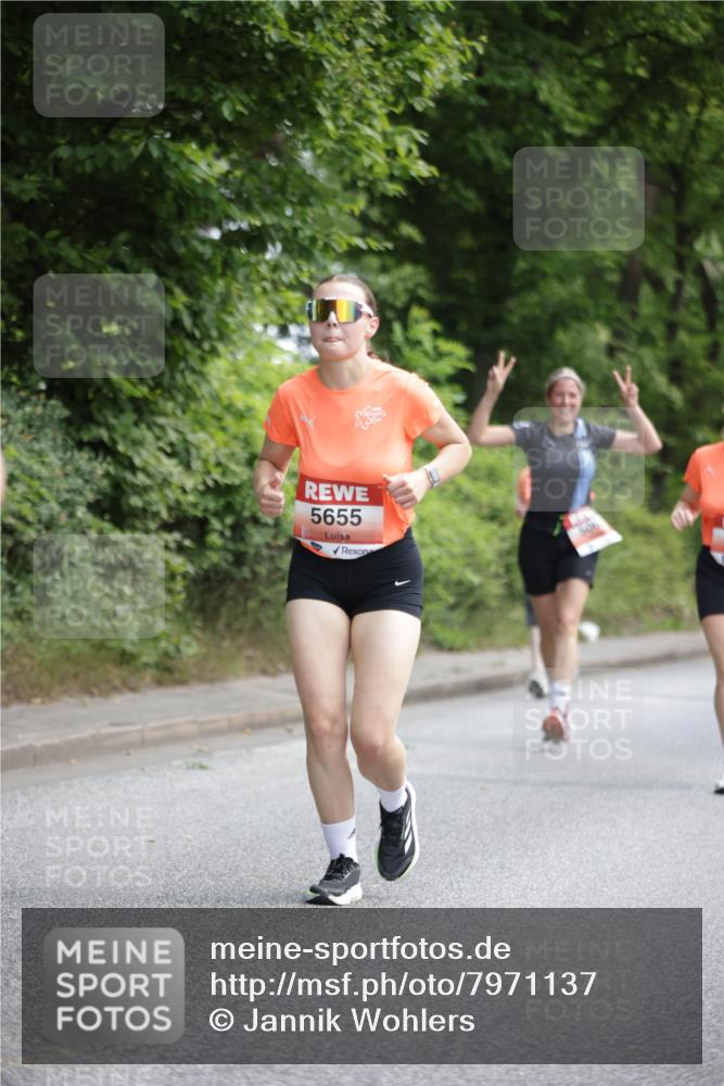 15.06.2025 - REWE Women's Run Jannik Wohlers http://msf.ph/oto/7971137 15.06.2025 10:06:18 Laufen 5655 meine-sportfotos.de