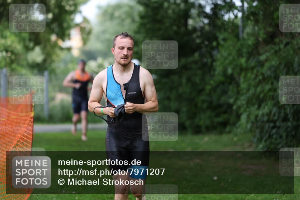 15.06.2025 - 7 Türme Triathlon Michael Strokosch http://msf.ph/oto/7971207 15.06.2025 12:59:27 Schwimmen 743, 750, 754, 875, 892, 975, 1063, 1082, 1088, 1097 meine-sportfotos.de